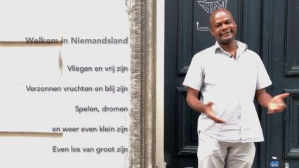 Alison Martis met tekst gedicht